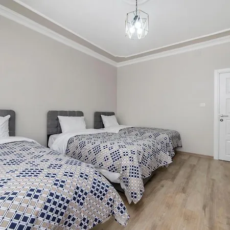 Fresh In Authentic Neighborhood Apartment *