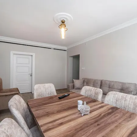 Fresh In Authentic Neighborhood Apartment *